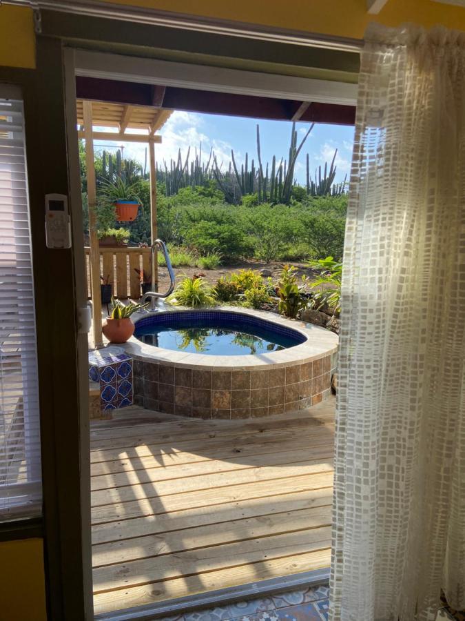 Cozy Studio With Private Spa Oranjestad Luaran gambar