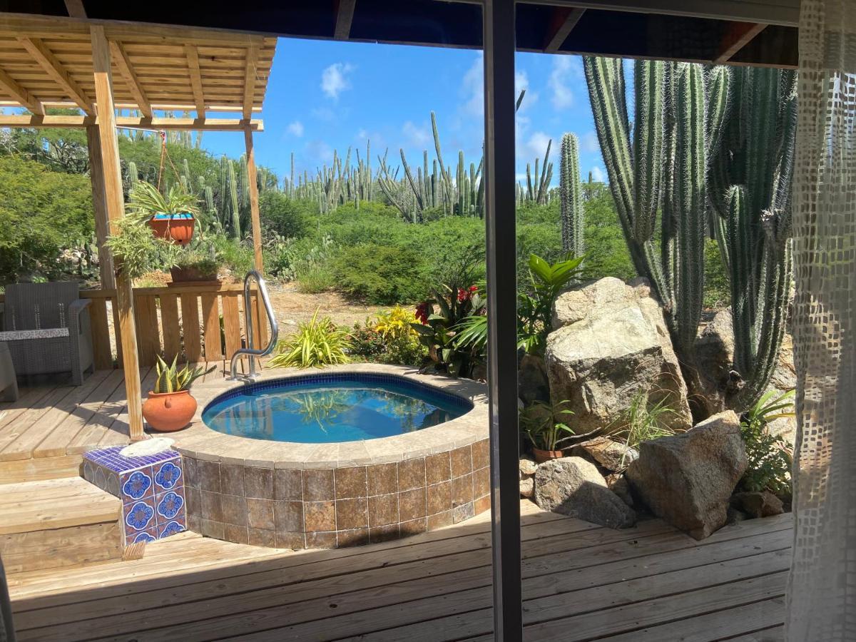 Cozy Studio With Private Spa Oranjestad Luaran gambar